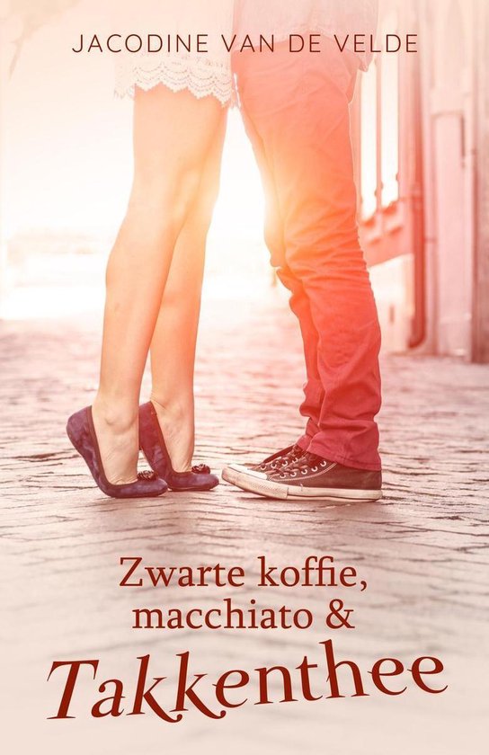 Twee personen staan met de rug naar de camera, bij maanlicht. De vrouw draagt een witte jurk en blauwe ballerina's. De man draagt een rode broek en sneakers. De titel 'Zwarte koffie, macchiato & Takkenthee' staat onderaan.