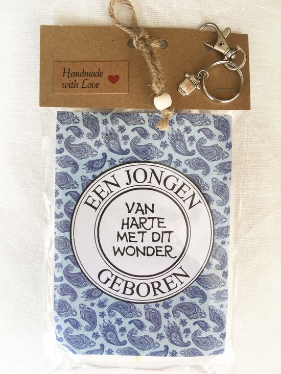 Kraamcadeau met blauwe paisleyprint en tekst 'Een jongen van harte met dit wonder geboren'. Inclusief sleutelhanger 'Baby'.
