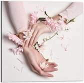 Dibond - Handen met Roze Bloemen - 50x50cm Foto op Aluminium (Met Ophangsysteem)