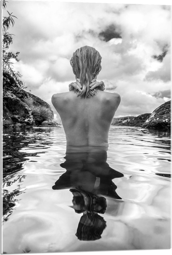 Acrylglas - Naakte Vrouw in het Water (zwart/wit) - 60x90cm Foto op Acrylglas (Met Ophangsysteem)