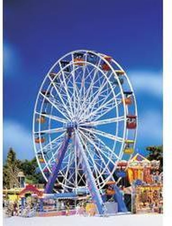 Wit reuzenrad met gekleurde gondels. Op de achtergrond staan een kermis en een molen.