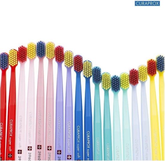 Rij van CURAPROX CS 3960 Super Soft tandenborstels in diverse kleuren, waaronder rood, geel, roze, paars, blauw, mint en lichtblauw.