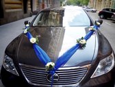 AUTODECO.NL - CELIA Trouwauto Versiering - Royal Blue Tule met Witte Rozen - Autodecoratie Huwelijk - Bloemen voor op de Motorkap