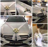 AUTODECO.NL - SANDRA Luxe Trouwauto Versiering - Autodecoratie Bruiloft - Bloemen voor op de Auto Huwelijk - Tule Linten met Bloemstuk - Grote Strik voor Achter de Bruidsauto