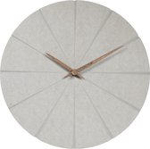 QUVIO Wandklok voor binnen - Minimalistische klok - Muurklok met stil uurwerk - Keukenklok met strepen - Industriële Klokken - Muurdecoratie - Wanddecoratie - Betonlook - Hout - 30 x 30 cm (lxb) - Grijs en bruin