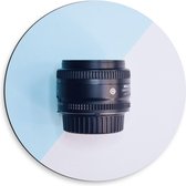 Dibond Wandcirkel - Cameralens op Blauw/wit Vlak - 50x50cm Foto op Aluminium Wandcirkel (met ophangsysteem)