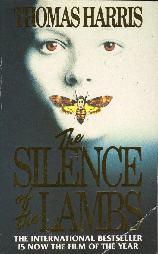 Boekcover van Thomas Harris' "The Silence of the Lambs" met close-up van een vrouwengezicht en een doodshoofdvlinder.