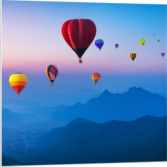 Forex - Felkleurige Luchtballonnen boven Bergen - 80x80cm Foto op Forex