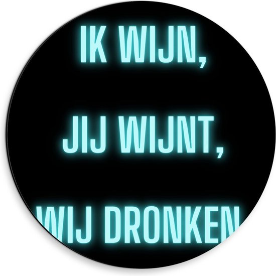 Dibond Wandcirkel - Tekst: ''Ik Wijn, Jij Wijnt, WIj dronken'' Neon Letters Blauw/Zwart - 30x30cm Foto op Aluminium Wandcirkel (met ophangsysteem)