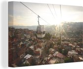Le soleil se couche derrière le téléphérique de Barrios près de Medellín en Colombie Toile 140x90 cm - Tirage photo sur toile (Décoration murale salon / chambre)