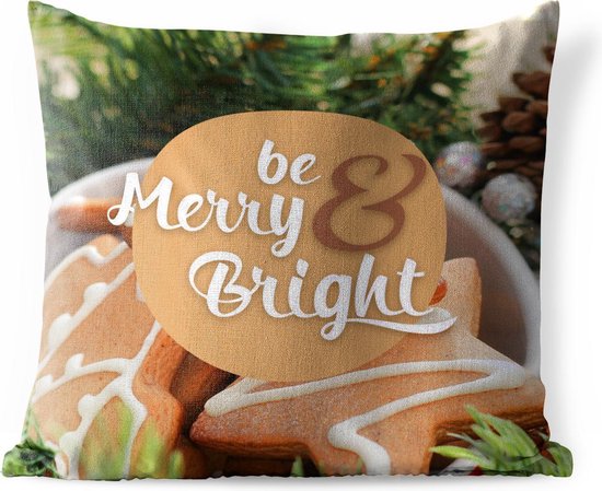 Buitenkussens - Tuin - Quote voor thuis tijdens Kerst 'Be merry and bright' op een achtergrond met kerstkoekjes - 60x60 cm