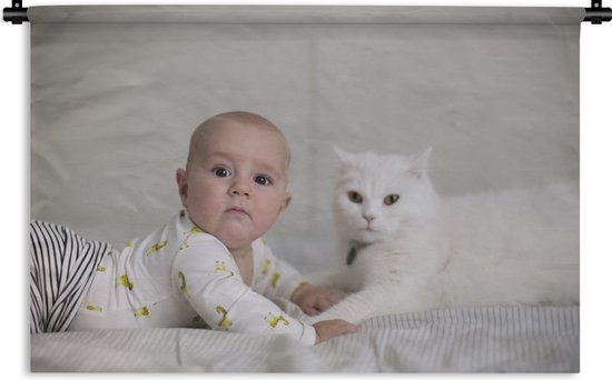 Wandkleed Kat & Baby - Baby en kat kijkend naar de camera Wandkleed katoen  120x80 cm -... | bol.com