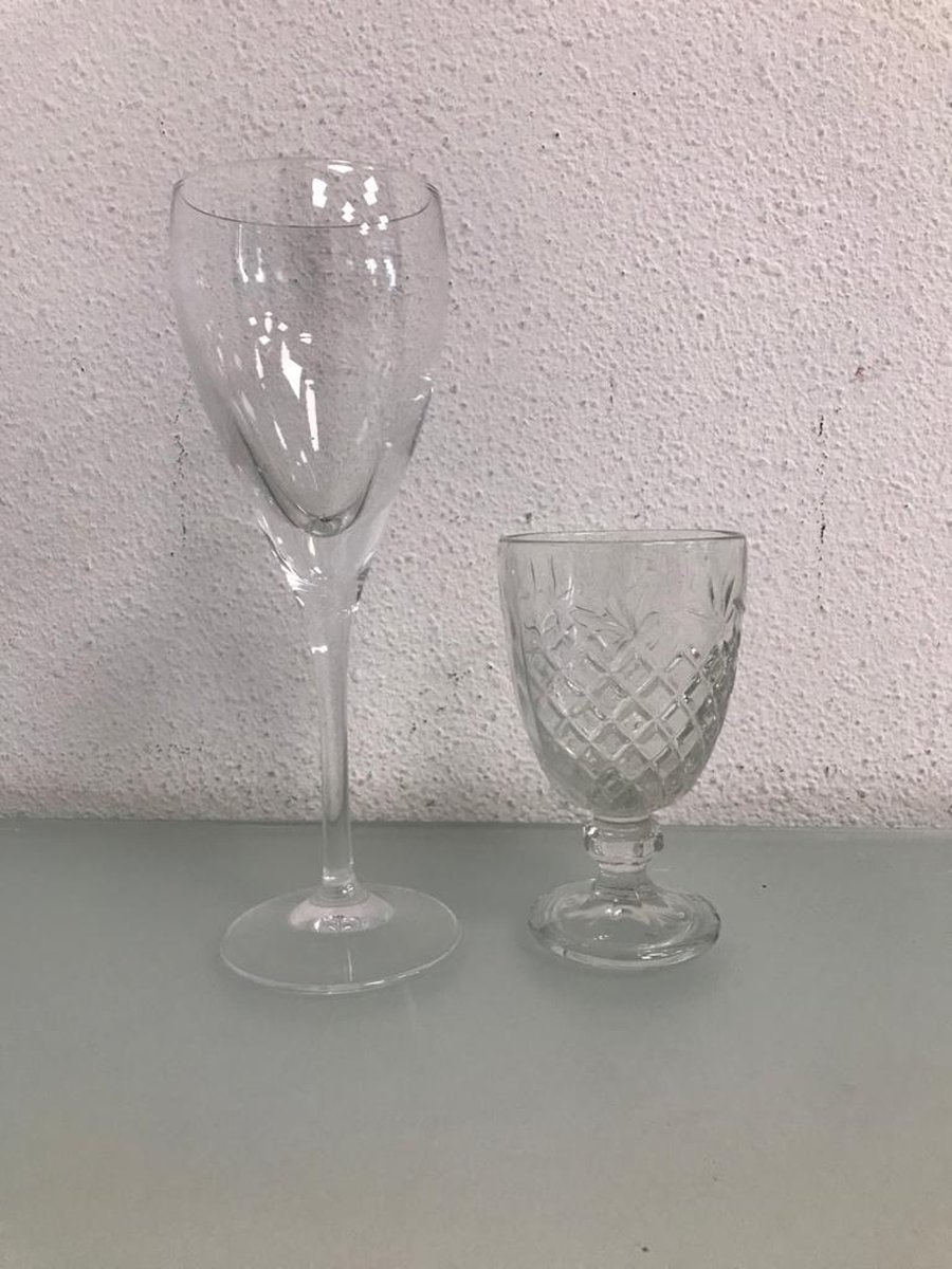 Zinloos Spreekwoord komedie Twee glazen - een wijnglas met een lange steel(24cm hoog) en een glas met  een korte... | bol.com