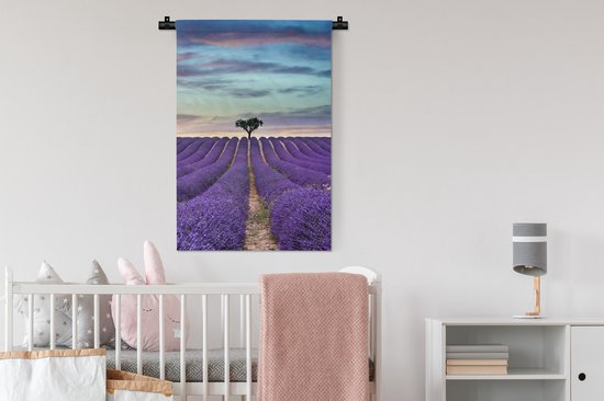 Tapisserie Lavande - Champ de lavande au coucher du soleil avec arbre à l'horizon Tapisserie murale coton 60x90 cm - Tapisserie murale avec photo