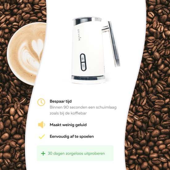 Witte melkopschuimer staat naast een kopje cappuccino, met koffiebonen eromheen.
