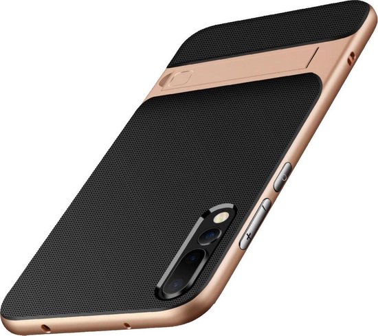 Coque de téléphone dorée avec texture noire et support intégré.