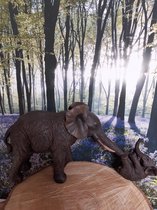 Olifantenbeeld bruine  olifant met baby aan zijn slurf van Slijkhuis19x37x11 cm