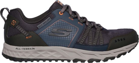 Donkerblauwe waterafstotende 'All-Terrain' wandelschoen met oranje stiksels en S-logo.