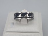 Edelstaal ring zilver kleur met mat zwart golven coating motief, maat 21. Deze ring is zowel geschikt voor dame of heer.