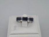 RVS ring maat 20 uitgevoerd in zilver dunne randje aan beide kant en midden brede zwarte PVD coating. Deze ring is zowel geschikt voor dame of heer.