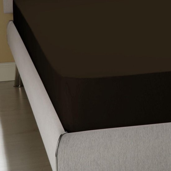 Een zwart hoeslaken dat strak om een bed gespannen is.