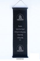 Buddha - Wanddoek - Wandkleed - Wanddecoratie - Muurdecoratie - Spreuken - Meditatie - Educatie - Filosofie - Spiritualiteit - Zwart Doek - Witte Tekst - 122 x 35 cm