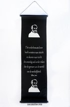 William James - Wanddoek - Wandkleed - Wanddecoratie - Muurdecoratie - Spreuken - Meditatie - Filosofie - Spiritualiteit - Zwart Doek - Witte Tekst - 35 x 122 cm.