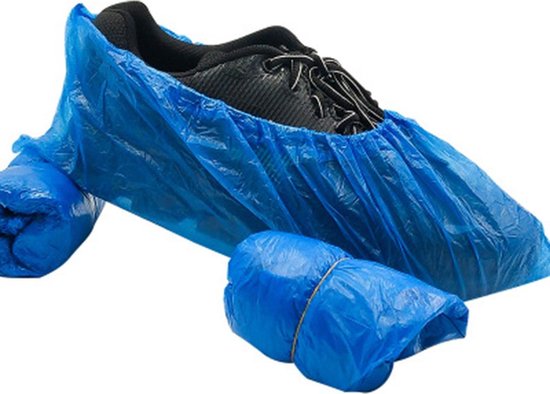 Sur-chaussures bleues jetables, une chaussure noire recouverte d'une housse bleue en plastique. Deux autres sur-chaussures roulées.
