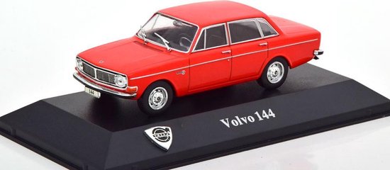 Rode Volvo 144 modelauto, schuin van voren gezien, op een zwarte displaystandaard met Volvo logo.