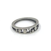 Zilveren ring bestaande uit 2 bandjes van 2 x 1 mm met aan weerszijden zilveren stippen in verschillende grootte, welke als een soort 'puzzel' in elkaar grijpen. De ringen zijn aan elkaar vas