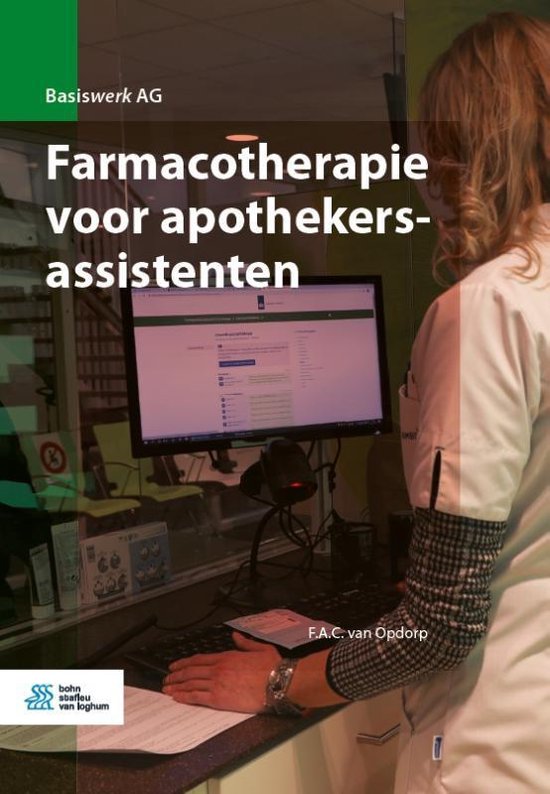 Apothekersassistente kijkt naar computerscherm met medicatie-informatie. F.A.C. van Opdorf.