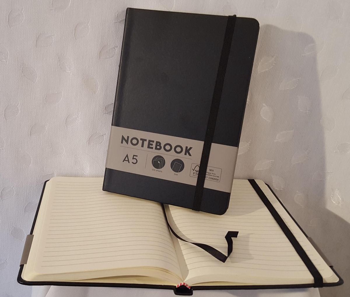 LIBOZA - Notitieboek - A5 - Zwart - met Eco pen - Gelinieerd - Hardcover - Leeslint en Elastiek - 120 blz - 21 x 14,5 cm - mooie kwaliteit - past in handtas - Cadeau - Verjaardag