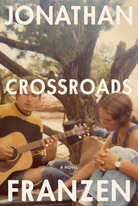 Boek "Crossroads" van Jonathan Franzen, met op de voorkant een jonge man die gitaar speelt naast een jonge vrouw.