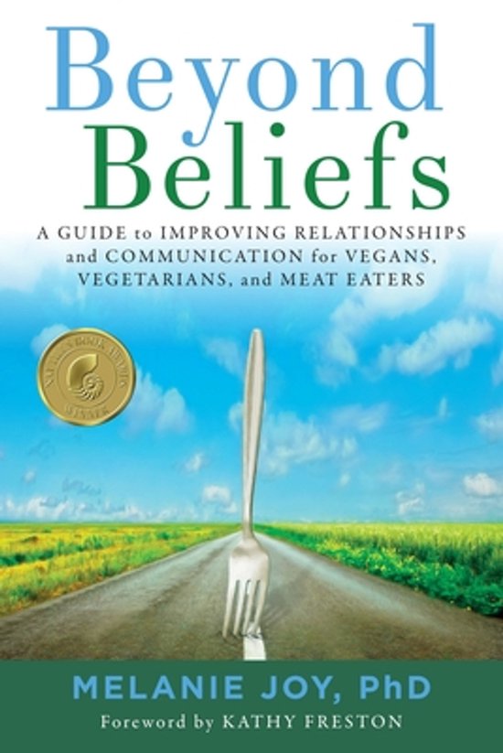 Boek "Beyond Beliefs" met een vork op een weg. Een gids voor het verbeteren van relaties en communicatie.
