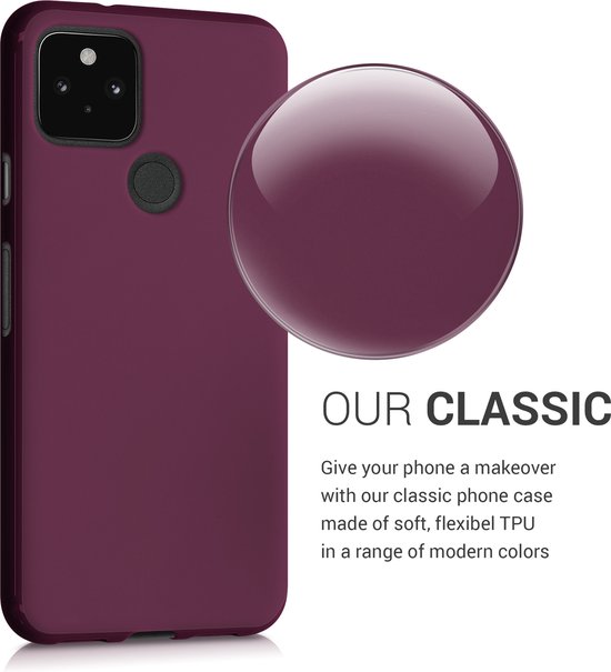 Bordeaux-violet telefoonhoesje, met detail van de glanzende textuur en tekst 'OUR CLASSIC'.