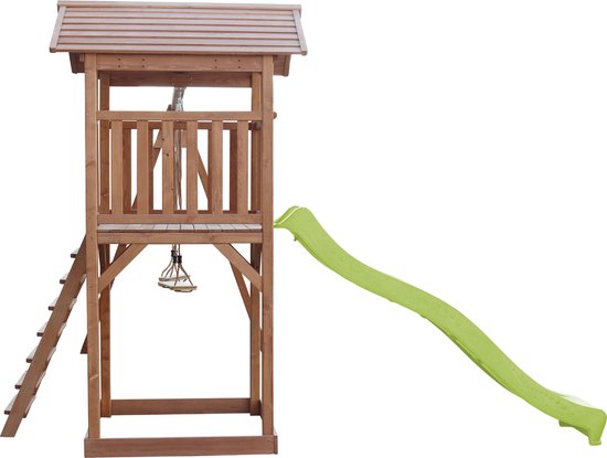 Houten speelhuis met trap en groene glijbaan, op witte achtergrond.