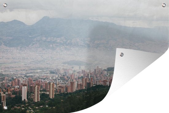 Tuinposter Mist boven de Colombiaanse stad Medellín in Zuid-Amerika - 100x60 cm - Wanddecoratie Buiten - Tuinposter - Tuindoek - Schuttingposter - Tuinschilderij