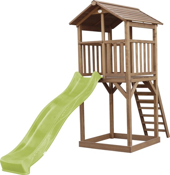 Houten speelhuis met een groene glijbaan en een trap, vanuit een hoek gezien.