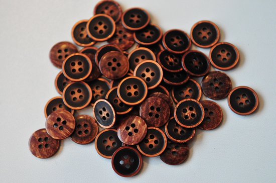 Beau bouton marron 4 trous. Diamètre 12 mm. Sachet de 50 pièces.