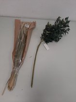 Twee bossen met kunsttakken