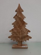 Een houten figuur van een kerstboom