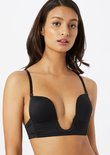 Model met lang donker haar draagt een zwarte diep uitgesneden plunge BH.