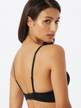 Zij-aanzicht van een model in zwarte plunge beha met bandjes en sluiting.