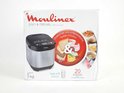 Doos van de Moulinex Pain & Delices broodbakmachine. Toont de machine, brood, pasta, yoghurt en 20 programma's.