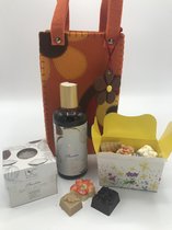 Cho-lala geschenkset "Seventies" | cadeauset voor haar | 150 gram chocolade/bonbons | vilten tas Seventies kleuren | douchegel en bath bomb UC Natural