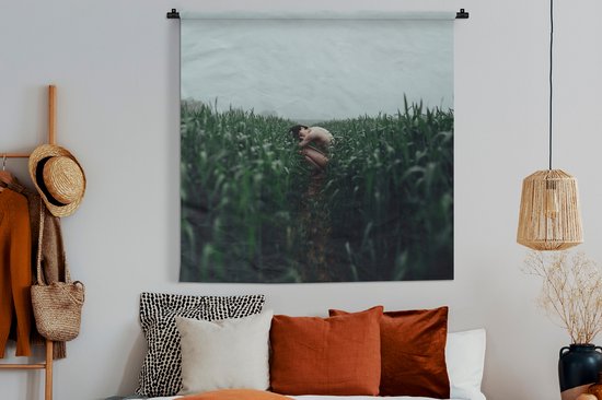 Tapisserie Abstrait Body - Jeune femme accroupie dans la nature Tapisserie en coton 150x150 cm - Tapisserie avec photo