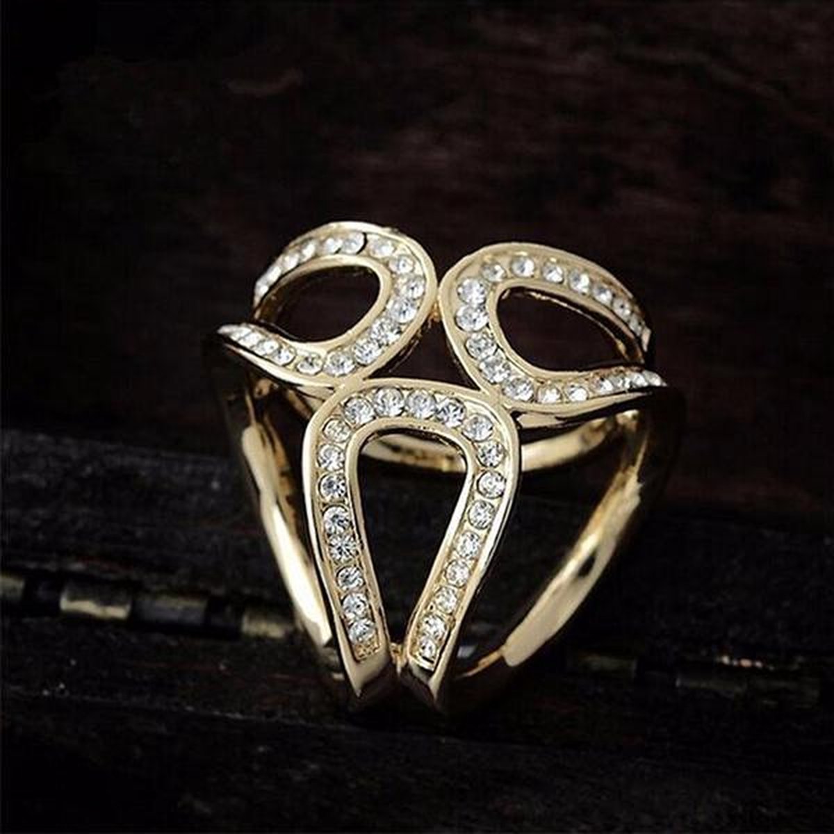 Goudkleurige ring met een rode natuursteen Goudkleurige ring met een rode natuursteen