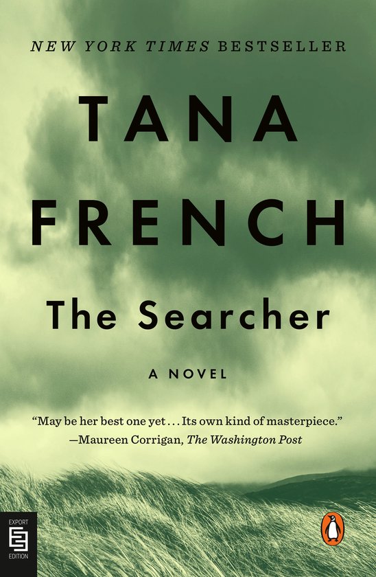 Boek "The Searcher" van Tana French, een New York Times bestseller. Kaft met tekst en woeste, groene vegetatie.