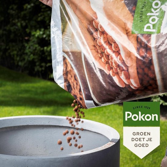Pokon Hydrokorrels worden uit zak in plantenbak gegoten.