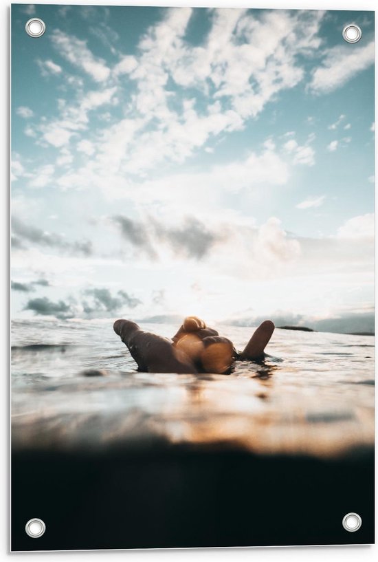 Tuinposter – Hand Boven Water met Mooie Lucht - 40x60cm Foto op Tuinposter  (wanddecoratie voor buiten en binnen)